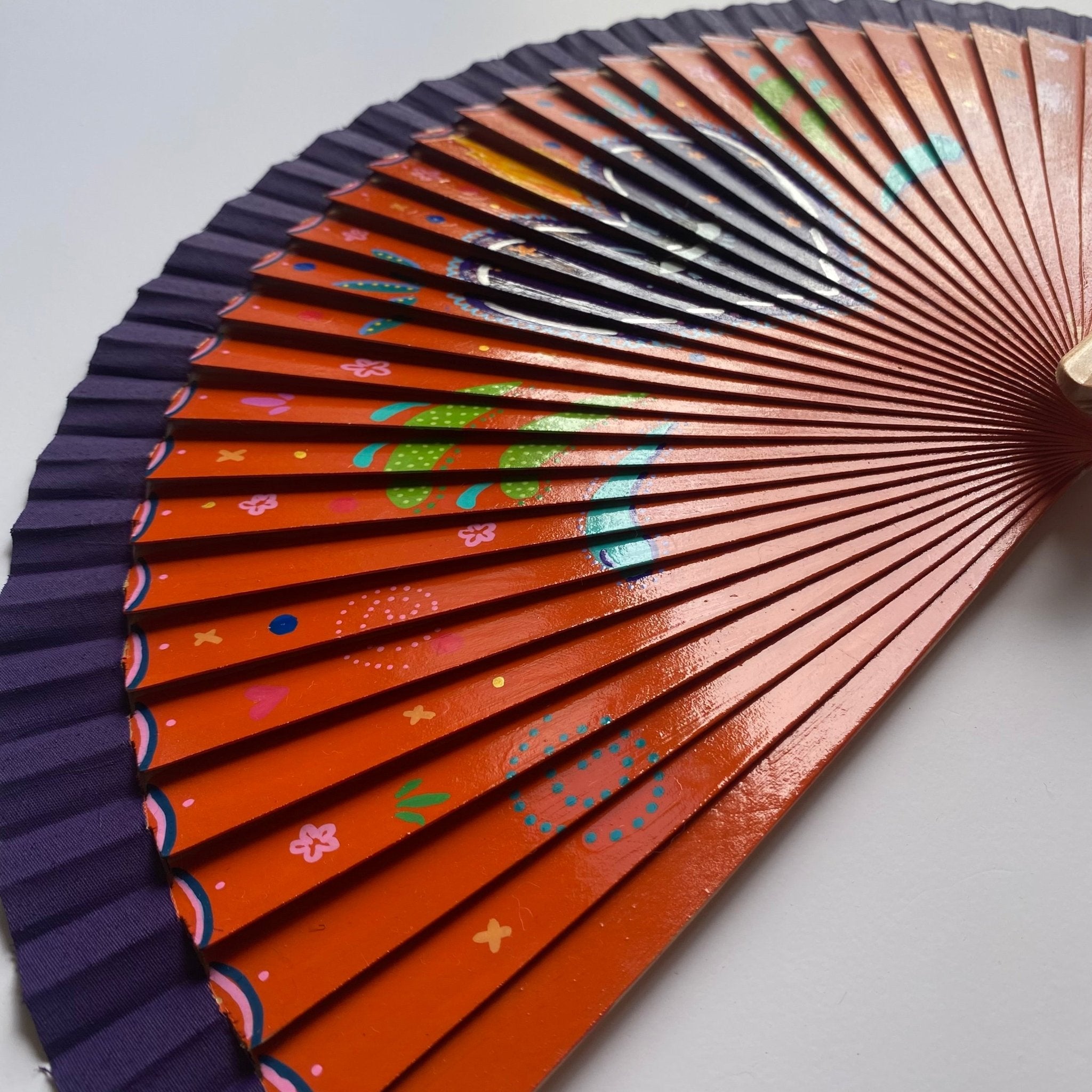 Folding Hand Fan - Sacred Heart - Wood (42x23cm)_endorphin art