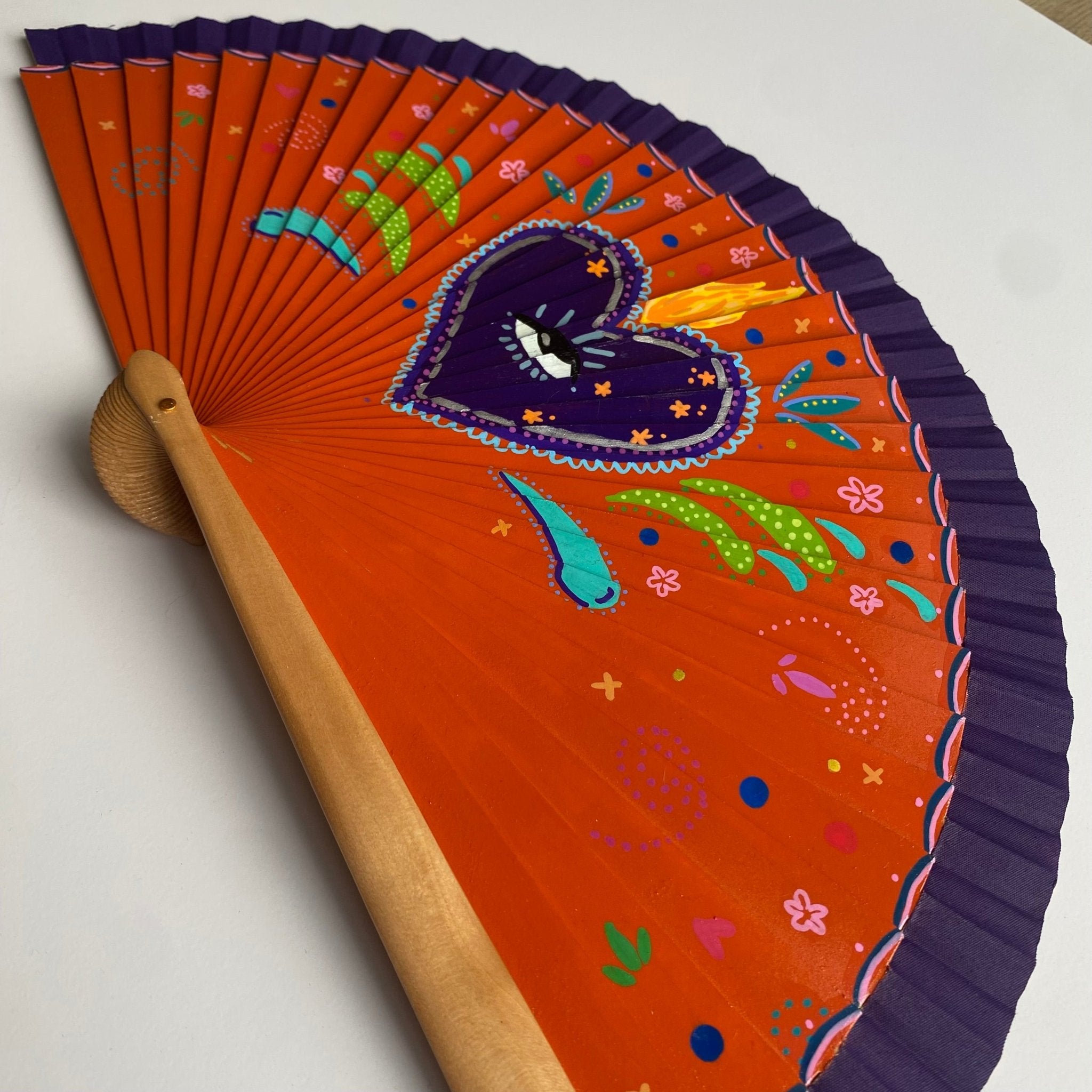 Folding Hand Fan - Sacred Heart - Wood (42x23cm)_endorphin art