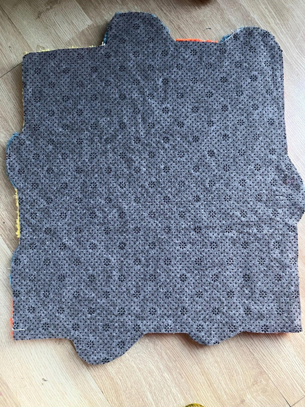 Handmade Tufted Rug – Groovy 70s Flower Design - endorphin art